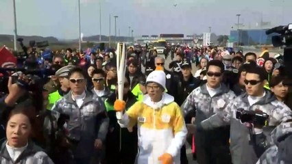 "길 좀 터주세요"...아수라장 된 성화 봉송 / YTN