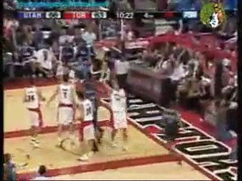 Deron Williams do a little shake-and-bake, behind the back a