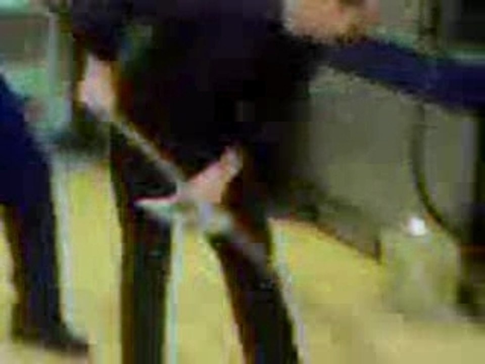 Le big boss entrain de passer le balais