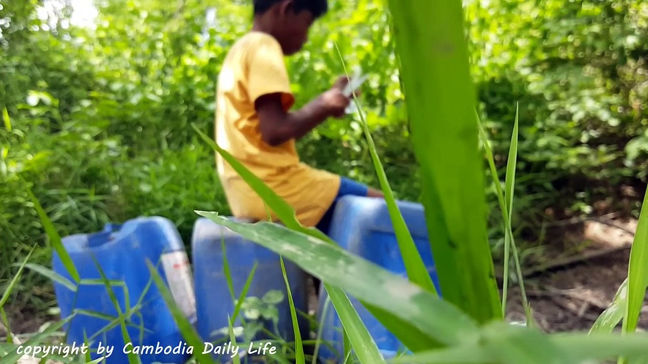 Amazing Eel Trap Using Oil Tanks (That Works 100%) - Smart Children Catch Eels With Trap