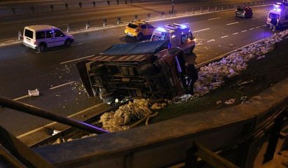 Bariyerleri aşan kamyon E-5 karayoluna yuvarlandı