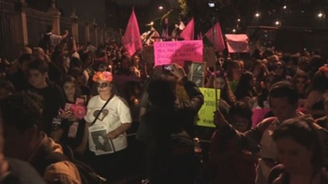 Mujeres vestidas de catrinas marchan contra los feminicidios en México
