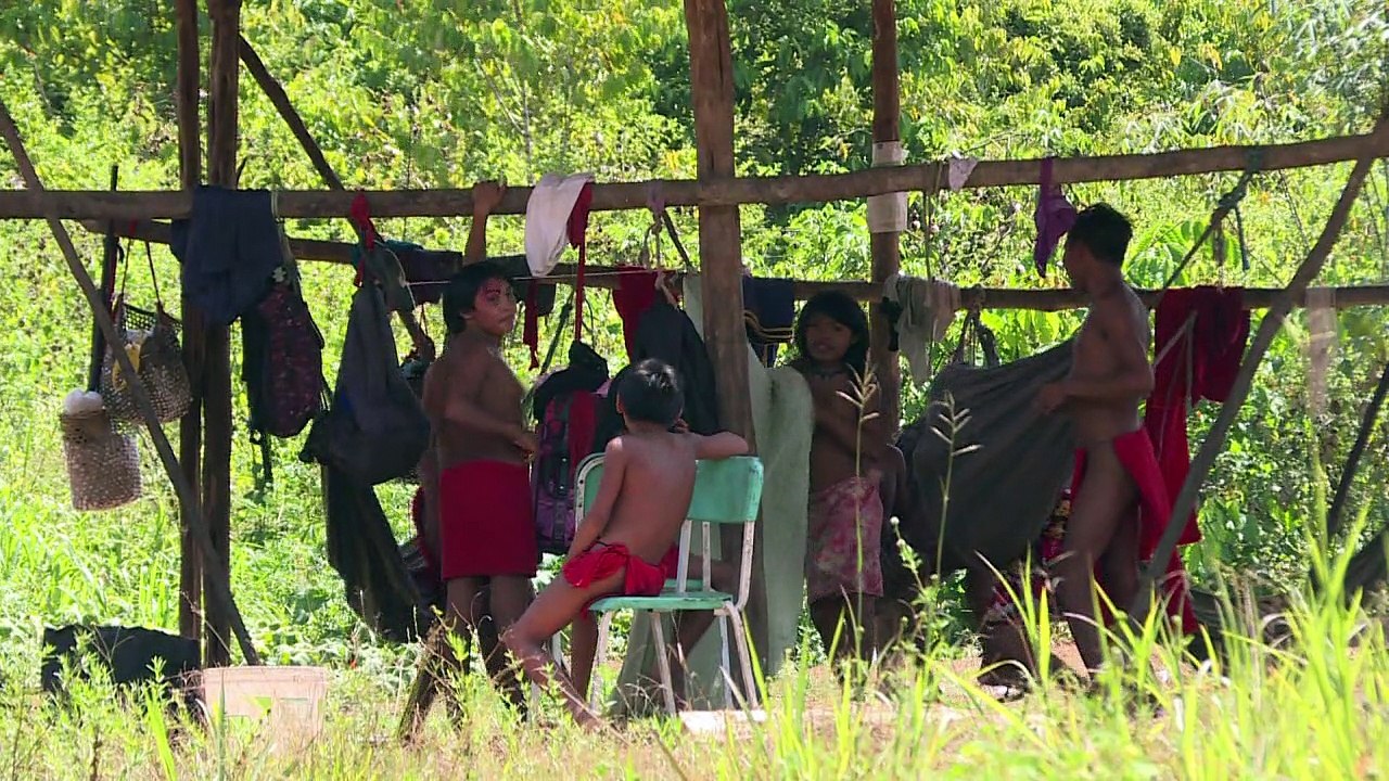 Amazonas-Indianer spitzen die Pfeile gegen Bergbau-Riesen