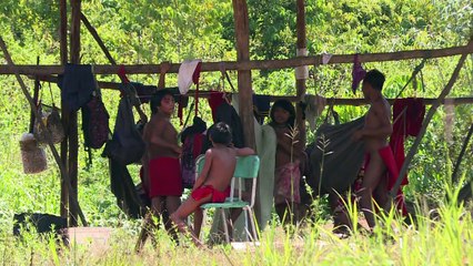 Amazonas-Indianer spitzen die Pfeile gegen Bergbau-Riesen