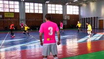 Un entraineur de futsal sen prend à un arbitre en plein match