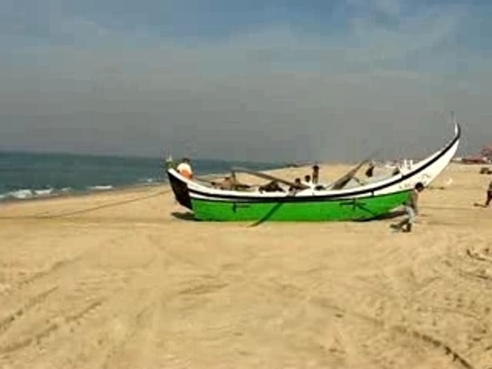 retour d'une barque de pêche sur la plage