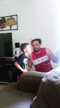 Il arrache la dent de son fils avec une porte et un fil