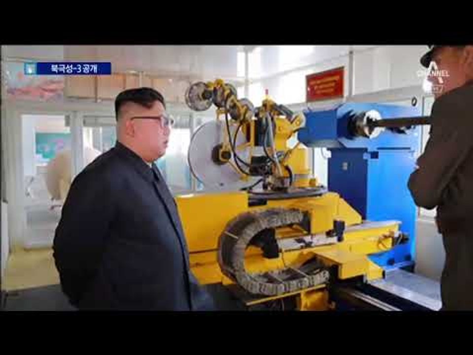 모습 드러낸 김정은…은근슬쩍 신형 SLBM 노출