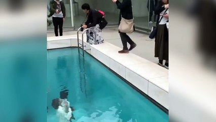 Cette piscine au Japon est juste une illusion !