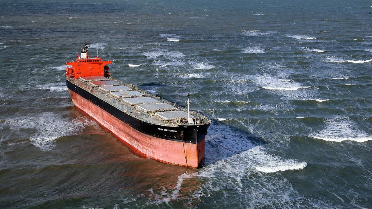 Havarierte 'Gory Amsterdam' hat wieder Wasser unterm Kiel
