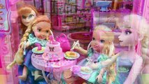 La mascota de Elsa hace pipí y popo caca | Fiesta de cumpleaños de Elsa Frozen con Regalo Sorpresa