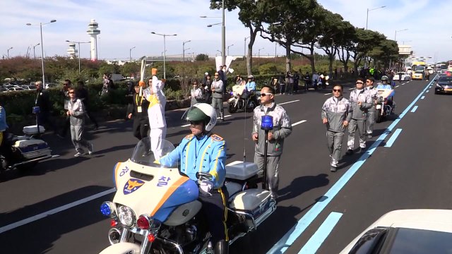 평창 올림픽 성화 제주 봉송 시작 / YTN