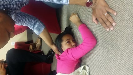 EL VIDEO MAS VISTO.. Demonio en niña de 12 años habla con el Pastor!!!