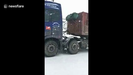Helicopters rescue Chinese motorists stranded by snow