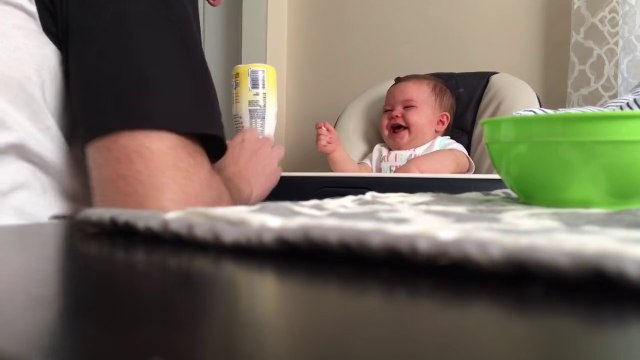 Un bébé mort de rire avec son père