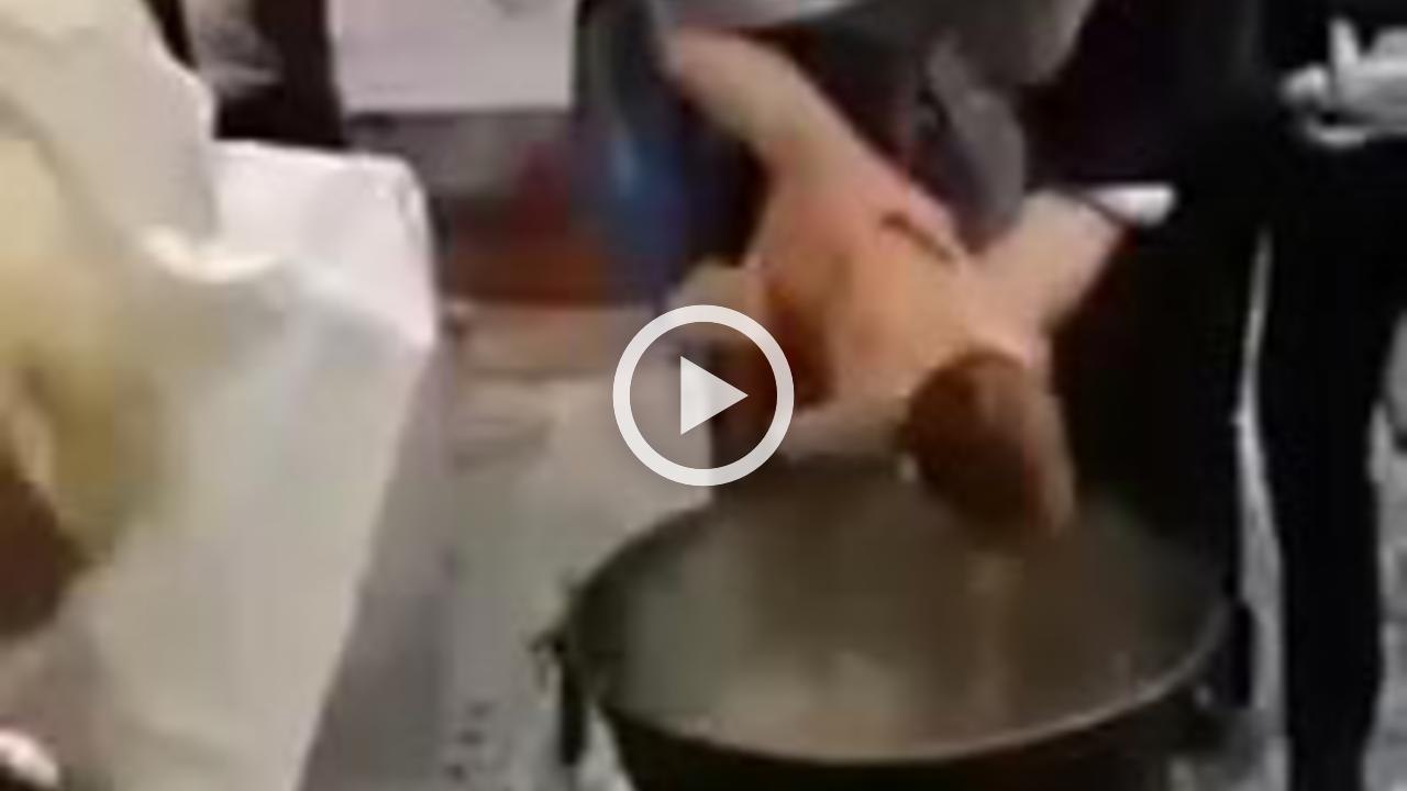 VIDEO! REVOLTĂTOR! Botez HALUCINANT la o biserică din Brăila. Oamenii au înlemnit de groază.