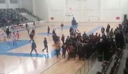 Liselilerin basketbol maçında kavga