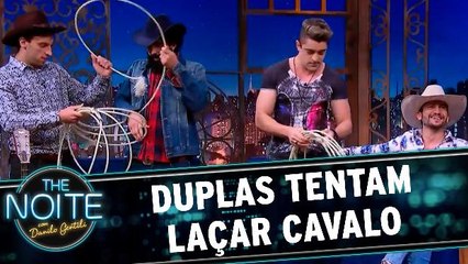Duplas são desafiadas a laçar um cavalo