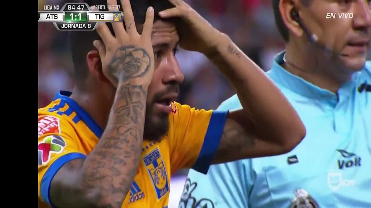 Terrifying injury for this goalkeeper in Mexico!