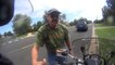 Il coupe la route à un motard qui filme la scène et ce qu'il se passe ensuite est vraiment très rare..