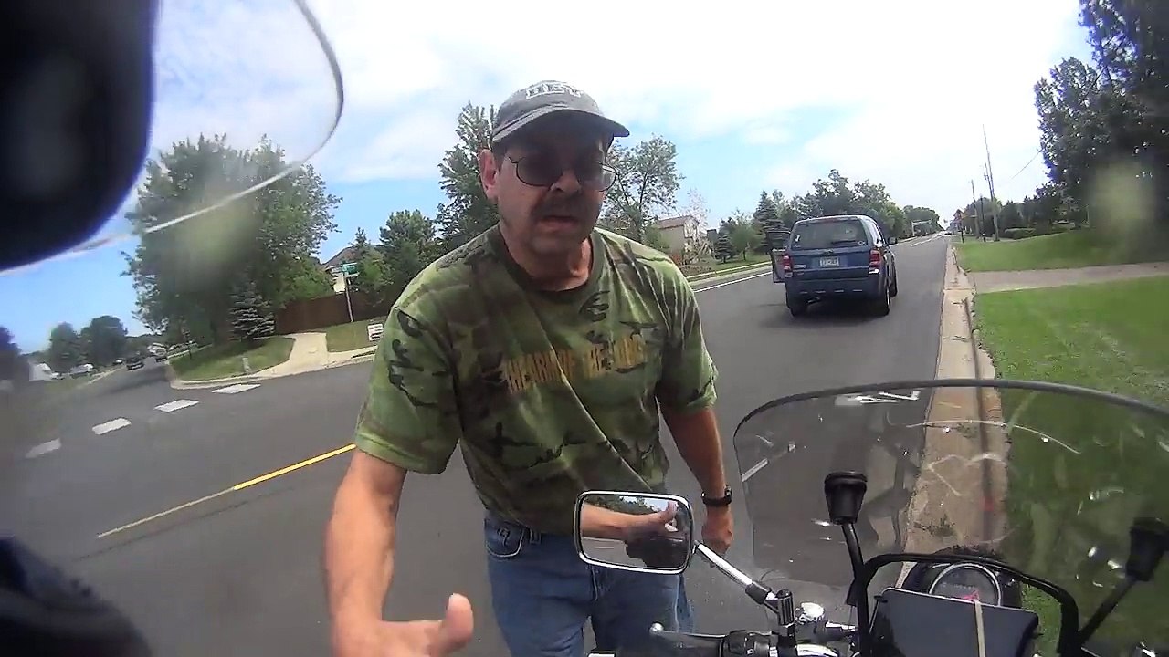 Il coupe la route à un motard qui filme la scène et ce qu'il se passe ensuite est vraiment très rare..