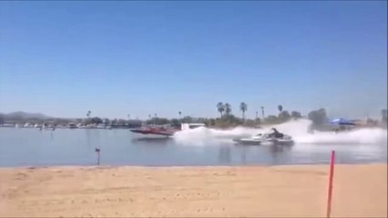 Ces bateaux aux moteurs surgonflés vont à une vitesse folle...