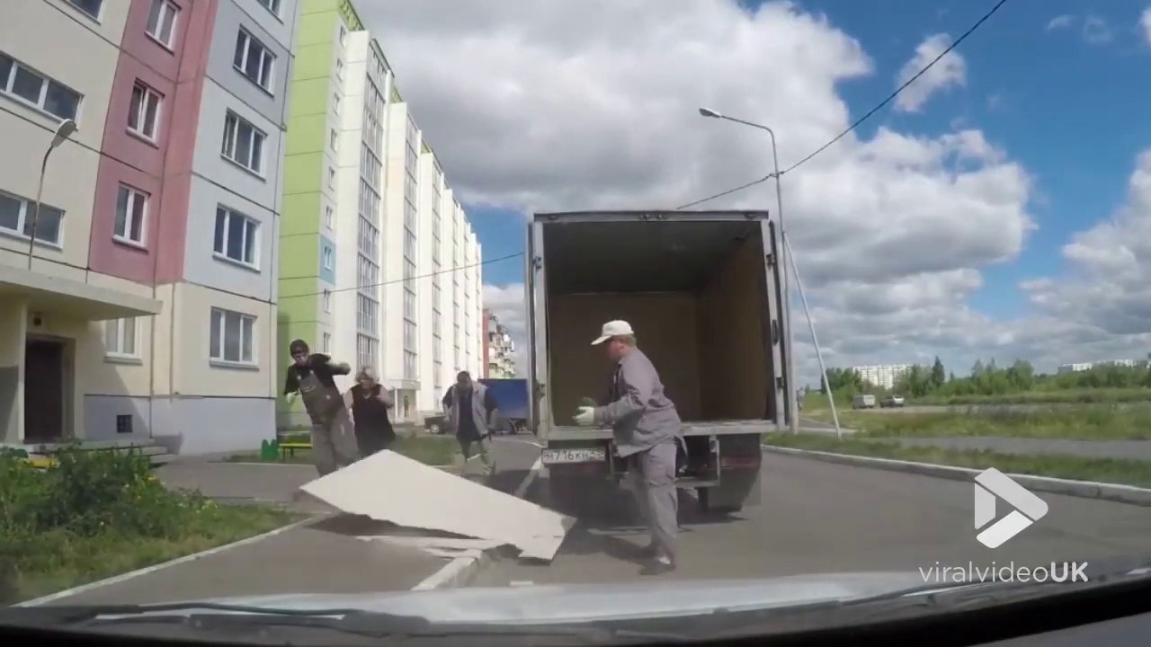 Quand tes ouvriers cassent tous les éléments AVANT le chantier en déchargeant le camion !