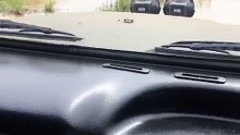 Condutor escolhe caminho errado e mergulha Jeep numa "poça" de água