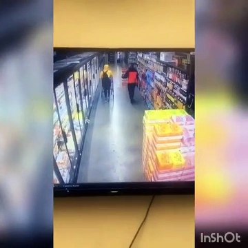 Il met la main aux fesses à une femme mais va vite le regretter