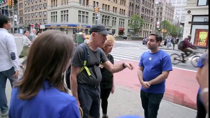 Sahte Apple Mağazası Açarak Onlarca Kişiyi iPhone X için Sıraya soktular.