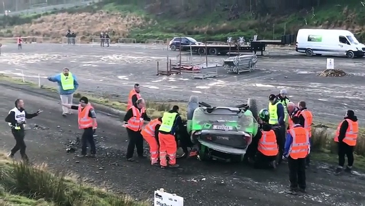Un pilote de Rallye rate un saut et termine sur le toit