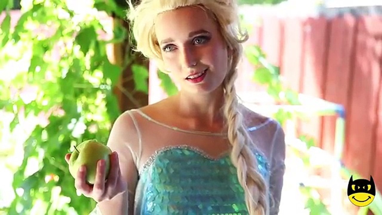 Dondurulmuş Elsa & örümcek adam A tuvalet İÇECEK! Çikolata Mücadelesi Superheroes vs Joker :)