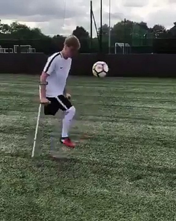 Can you do that with 2 legs? This guy does it with only one!