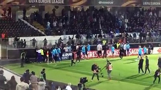 Confusão em Guimarães: adeptos provocam-se e Evra acaba ao pontapé