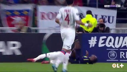 Sonné sur ce choc, Martina reste longtemps au sol