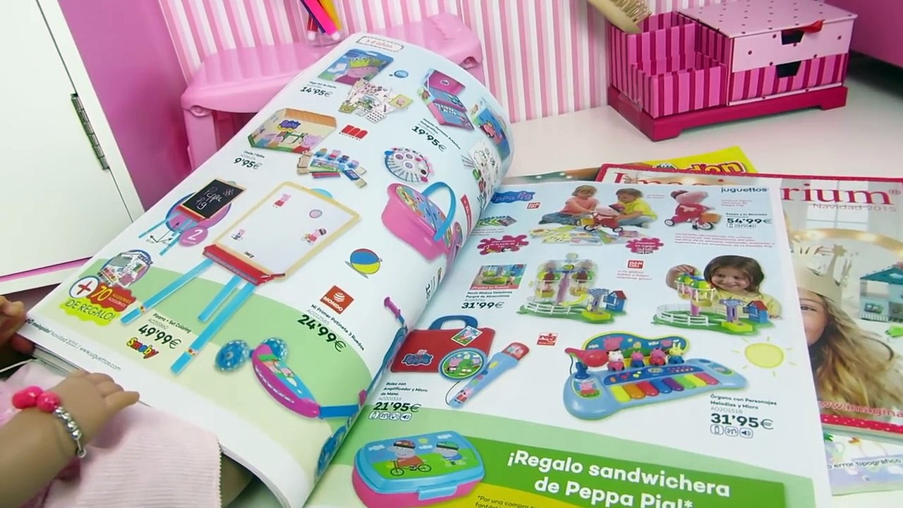 Santa Claus o Papá Noel recibe la carta de juguetes de la bebé Lucía Mundo Juguetes