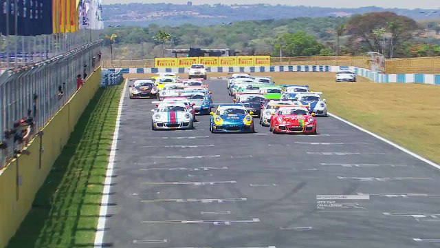 Spectaculaire et violente sortie de piste en Porsche GT3 Cup