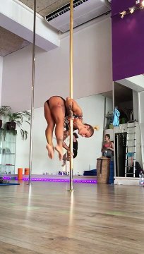 Elle se rate en Pole Dance et s'explose le visage sur le sol !! FAIL