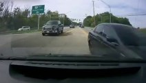 Un chauffard en fuite passe tout pret d'un autre automobiliste, poursuivi par la police!