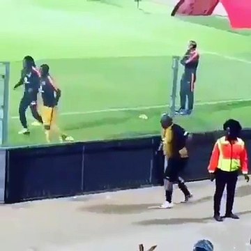 Un supporter fait l'échauffement en même temps que les remplaçants