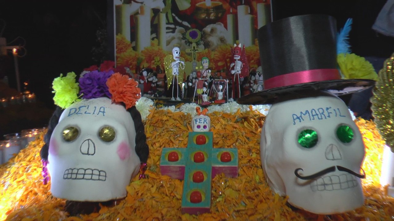 Entre tumbas y tradiciones los mexicanos se reencuentran con sus seres amados