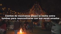 Cientos de mexicanos pasan la noche entre tumbas para reencontrarse con sus seres amados