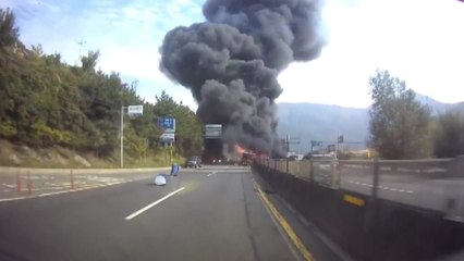 창원터널 창원 방향 화물차 폭발 3명 사망 / YTN