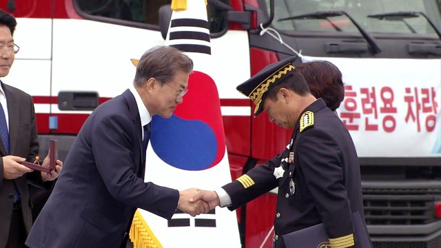 문재인 대통령 소방관 처우개선 위해 국가가 나설 것 / YTN