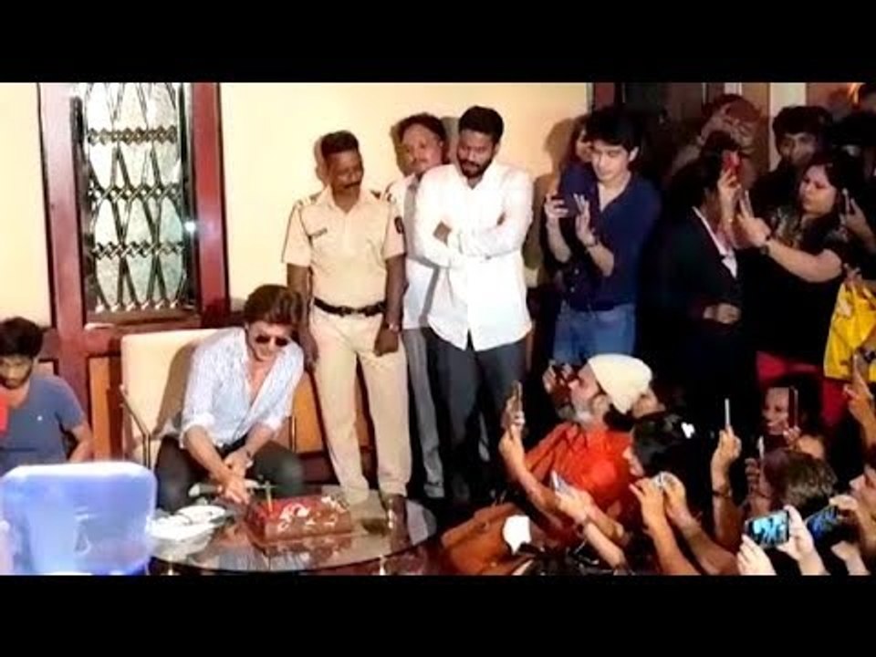 Shah Rukh Khan Cuts Birthday Cake With Media | Bollywood Buzz