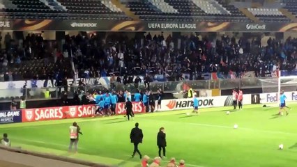 Patrice Evra đá vào mặt fan