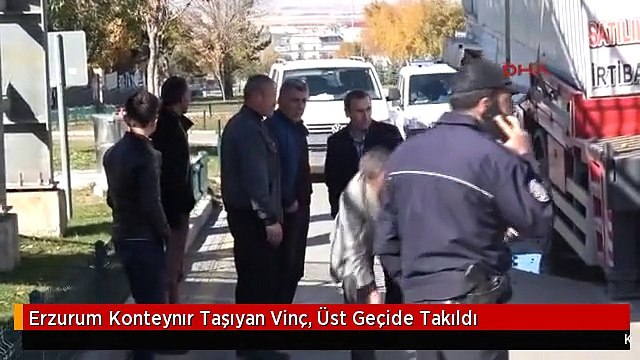 Erzurum Konteynır Taşıyan Vinç, Üst Geçide Takıldı