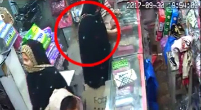 خواتین شاپنگ کے بہانے دکانوں میں کس طرح چوری کرتی ہیں اس ویڈیو میں دیکھیں۔ ویڈیو: حافظ وسیم۔ وہاڑی