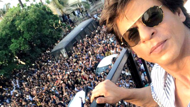 Shahrukh Khan Message For His Fans Outside Mannat On His Birthday