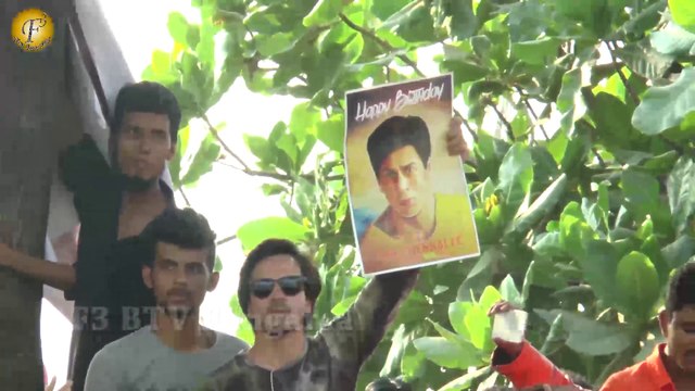 Shahrukh Khan 52nd Birthday Video | Shahrukh Khan With AbRam Khan Outside Mannat | SRK Birthday 2017